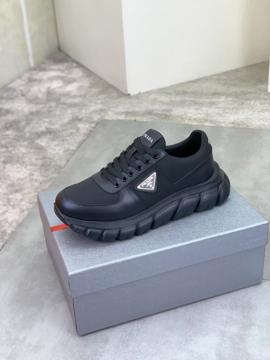 Men's men's shoes 💰P560💰[New style] High version official website popular models are on the market, 🆘 Classic popular models (Prada) are the main popular models, avant-garde and versatile fashion men's shoes private version mold opening, cowhide surface splicing 1:1.. Fashionable and simple, original imported cowhide lining cowhide feet; the atmosphere and personality are more fashionable, eye-catching and pursuing class. It will subvert the old idea and be a must-have for fashion trendsetters with you! Must keep it for yourself! Tall and comfortable, large and low, high-end quality workmanship. Code number: 38-44 (45 46 customized) 4️⃣ colors available.